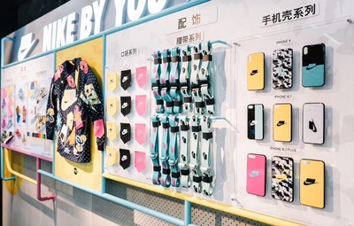 除了DIY球鞋，NIKE還推出服裝專屬定制服務！盡情發(fā)揮再也不怕撞衫！手機殼定制服務也來了